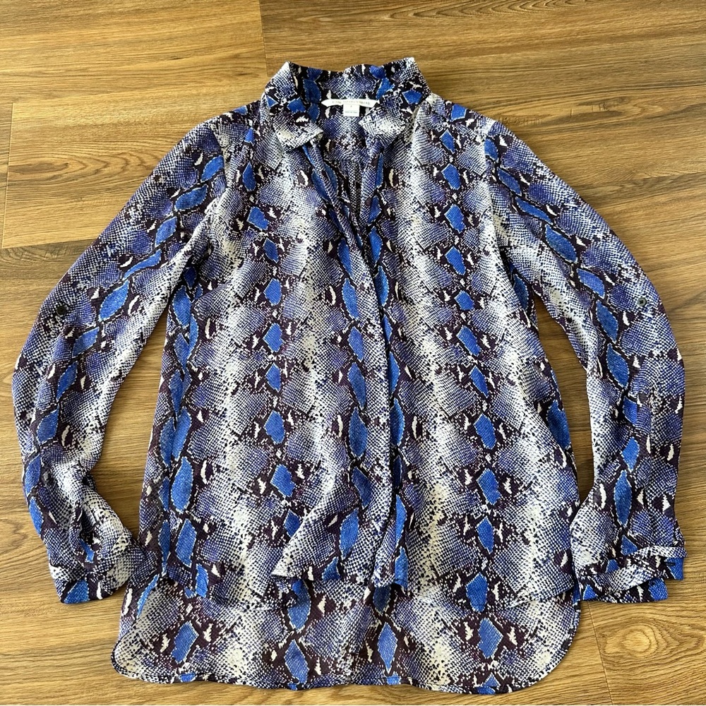 Diane Von Furstenberg Blue Snake Print Silk‎ Blouse Shirt Sheer Old Money Size 2